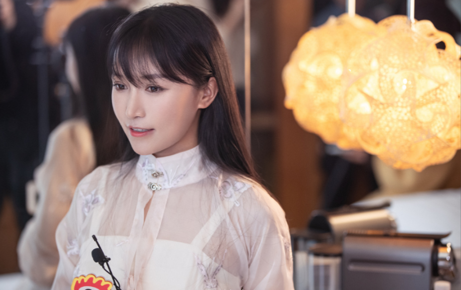 李子柒国风造型亮相微博之夜简约优雅有气质仙气十足