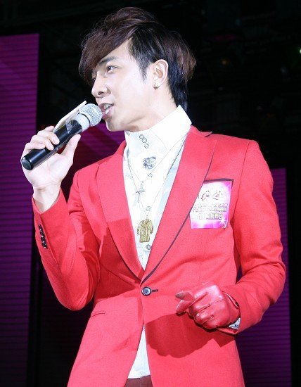 两年增长四千万粉丝,郑建鹏夫妇身份大揭幕,靠收租生活只是演戏?