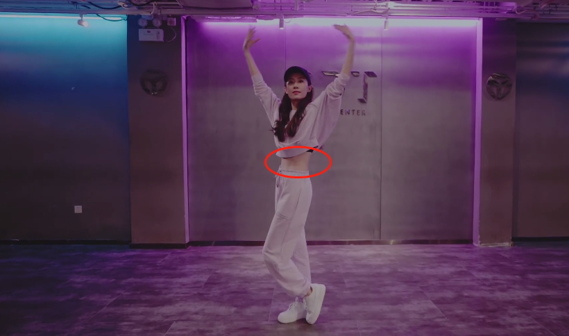 张小斐穿着一身白色的休闲装,上衣还是短款样式,在她跳舞的时候,上衣