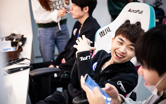 专访lgd中单uniboy比较欣赏lck的chovy选手