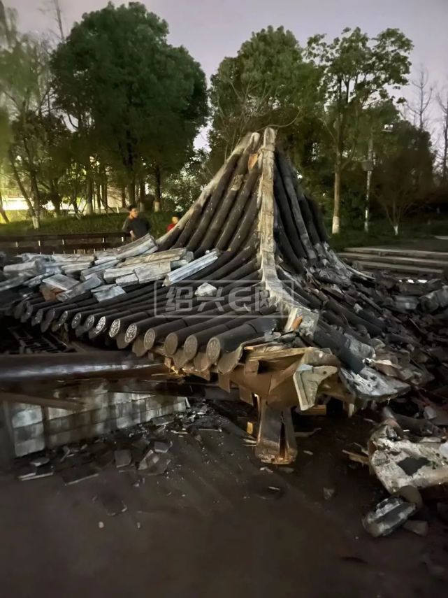 绍兴迪荡湖公园一处凉亭突然坍塌倒塌!_腾讯新闻