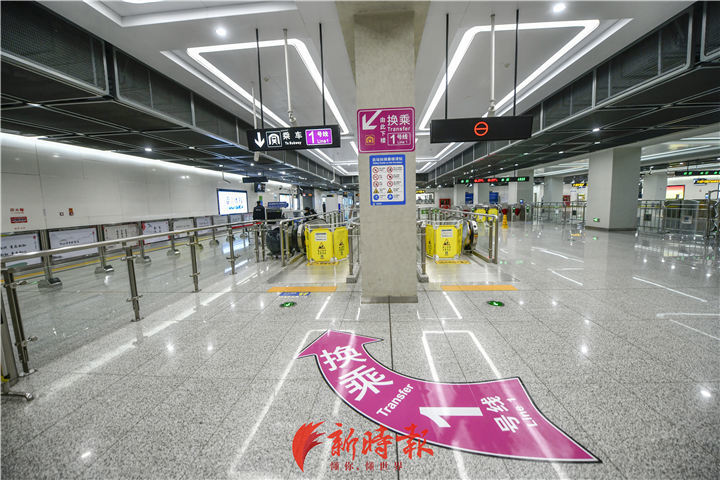 新时报探访济南地铁1号线换乘站醒目指示标已上岗