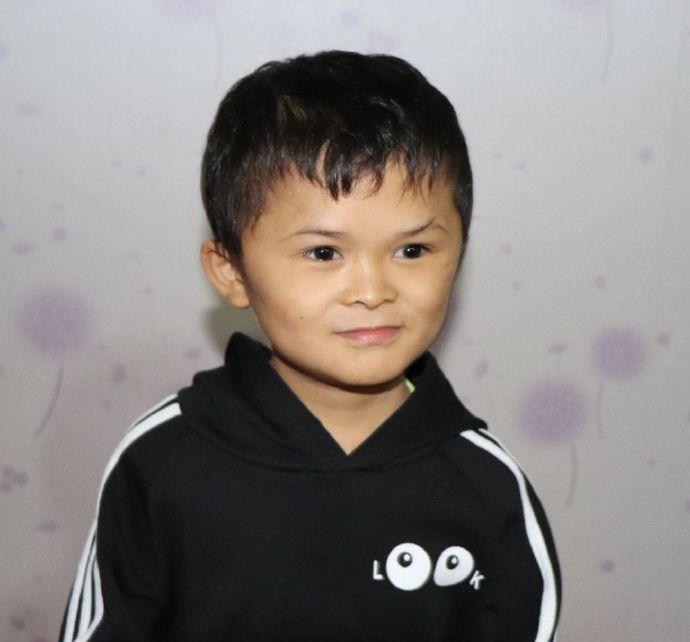 2016年11月,因为长相酷似马云,江西省永丰县石马镇的8岁男孩范小勤在