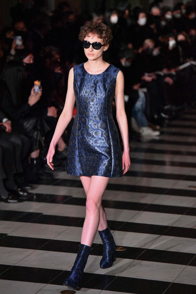 新华社/法新3月15日,模特在日本东京时装周上展示rynshu品牌202