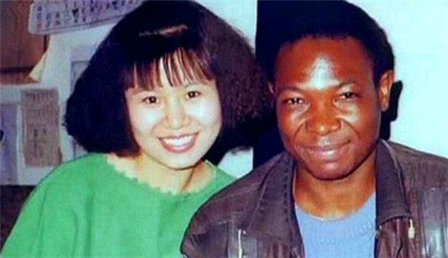 清华才女王丽红不顾反对嫁乌干达黑人男友再见时同学已认不出