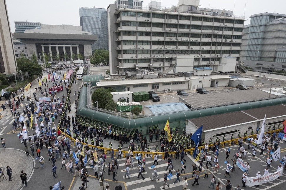 此前韩国民众也经常在美国大使馆外游行