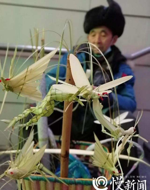 你在红旗河沟见过这位老人吗?他凭草编手艺供3个孩子读完大学