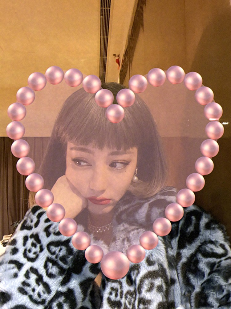 沉迷滤镜的漂亮姐姐迪丽热巴收工打卡自拍图可爱爆表美如妖姬