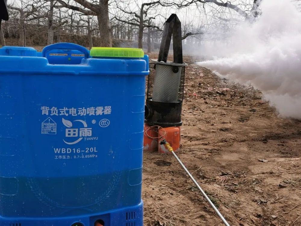 "这烟雾这么大,今年在果园防冻能派上大用场了.