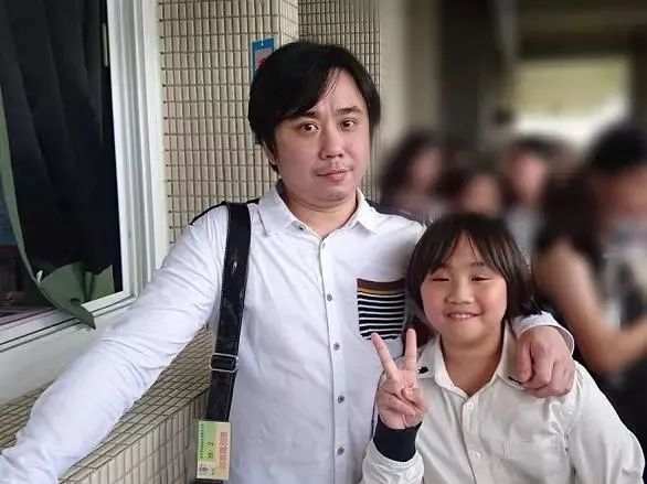 中得到利益,便在2017年时,跟小小彬的爸爸离了婚,还带走了弟弟萌萌彬