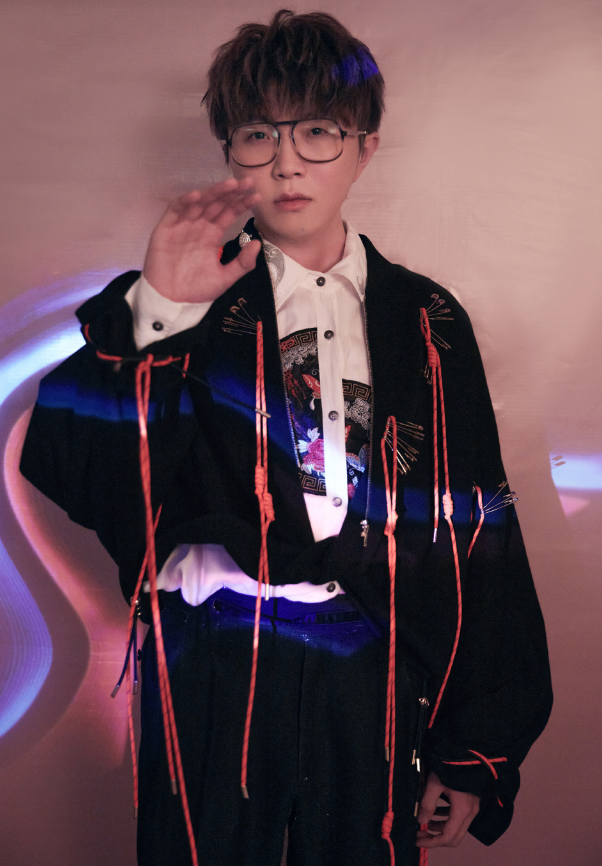 留着一顶齐刘海发型的毛不易整个人看着依旧非常小清新,这种男士发型