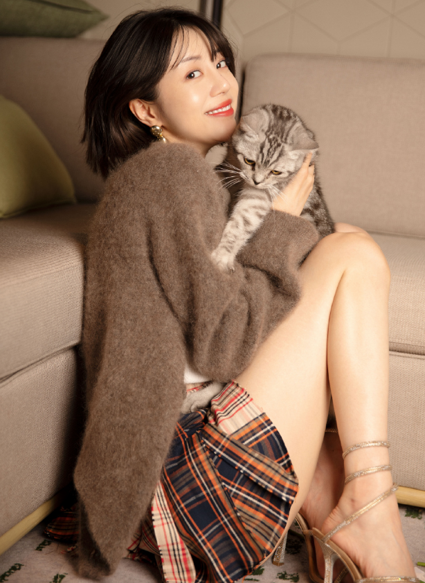 当她穿起短裙下蹲时,杨幂都自叹不如 - 李溪芮短发照片 - 实验室设备