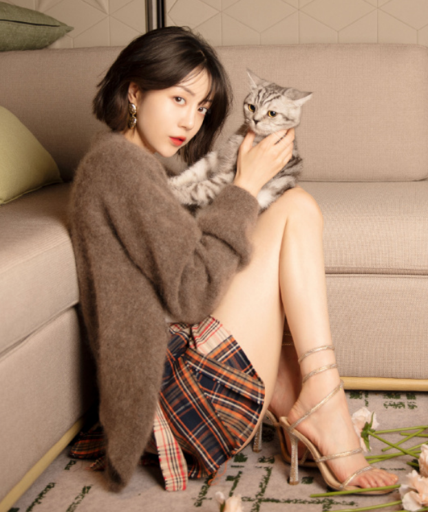 当她穿起短裙下蹲时,杨幂都自叹不如 - 李溪芮短发照片 - 实验室设备