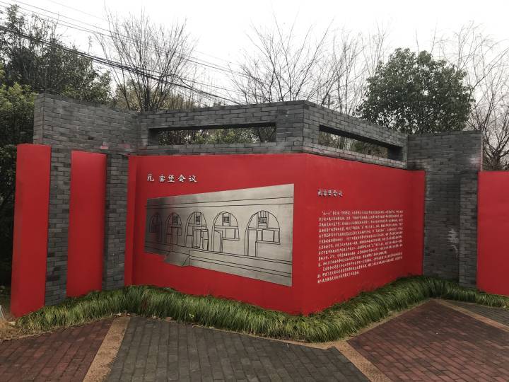 路边褚红色点缀的浮雕铜像栩栩如生,各具神态,这里是红色记忆之路兴城