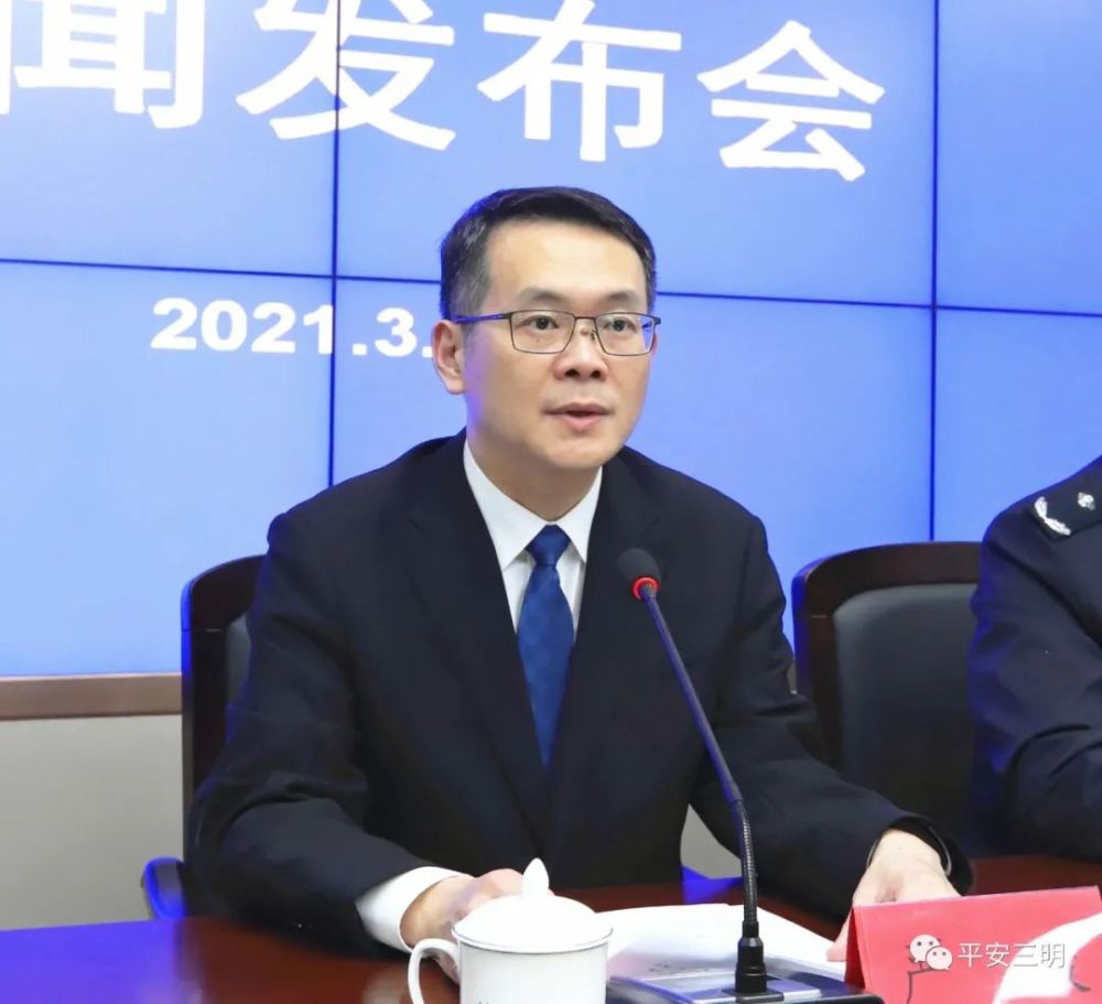 发布会上,严峻代表全市政法队伍教育整顿领导小组郑重承诺