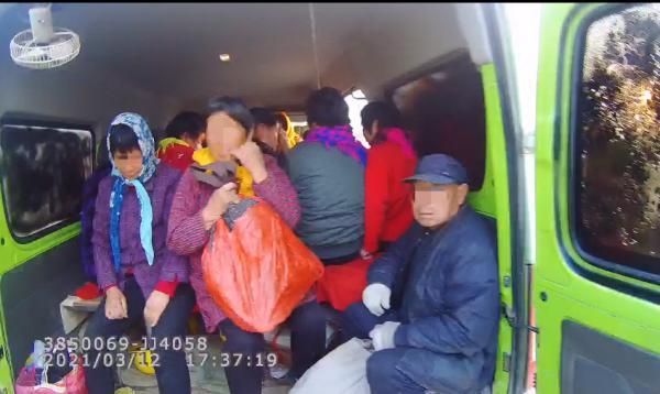 核载5人 塞满17人 这辆面包车太能 装 腾讯新闻