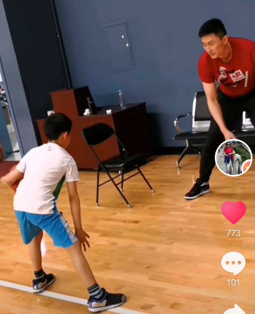 暴躁教练化身慈父!杜锋教儿子打篮球,态度温柔有爱
