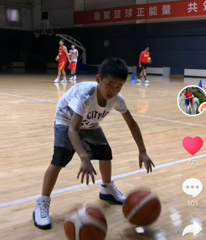 暴躁教练化身慈父!杜锋教儿子打篮球,态度温柔有爱