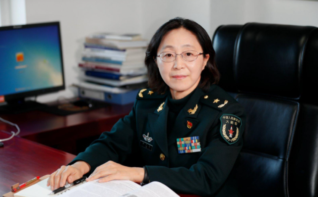 图为李贤玉少将在中国军队中有许多默默无闻的科研工作者,他们每天都