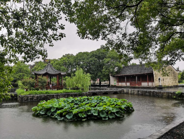碧云池,又称"东湖",地处永州城南门内,其四周竹林环绕,甚幽静.