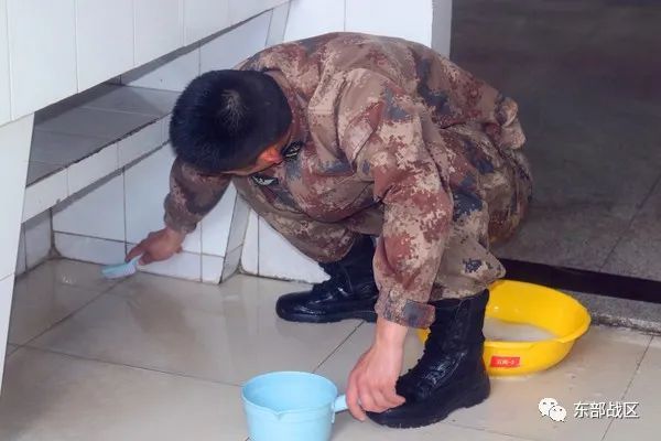 都打扫得干干净净将营区里里外外,边边角角兵哥哥们撸起袖子,趴下身子