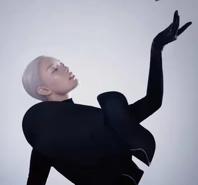 时尚女王倪妮罕见翻车!炫酷白发梳成大背头,穿羽毛黑裙身材超好