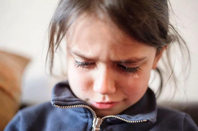 孩子会因为父母的高要求和含蓄,稀少的夸奖而怀疑父母是不是讨厌自己