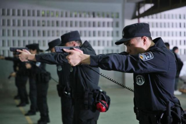 封面新闻见习记者 李茂佳 实习生 曾露丹 特警队员从天而降,爬楼穿窗