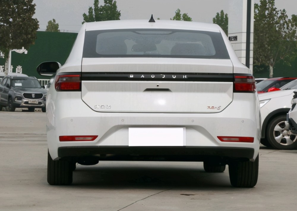 新宝骏rc-5的前脸非常的具有科技感,前脸采用了五边形的进气中网设计