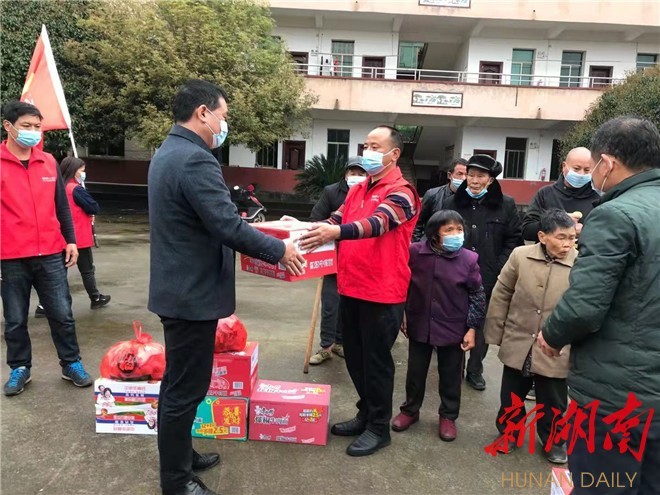 国网安仁县供电公司:志愿服务进敬老院