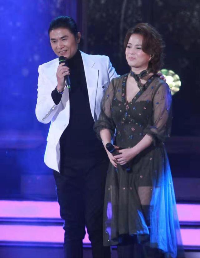 而黄翊与黄宝欣,黎明诗,胡渭康及何婉盈等一些80年末,90年代初的歌手