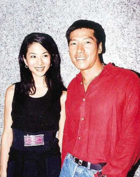 “乌鸦哥”张耀扬近照曝光，一头白发满面红光，57岁练成肌肉男_腾讯新闻