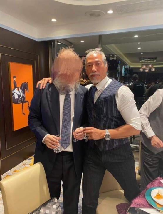 “乌鸦哥”张耀扬近照曝光，一头白发满面红光，57岁练成肌肉男_腾讯新闻