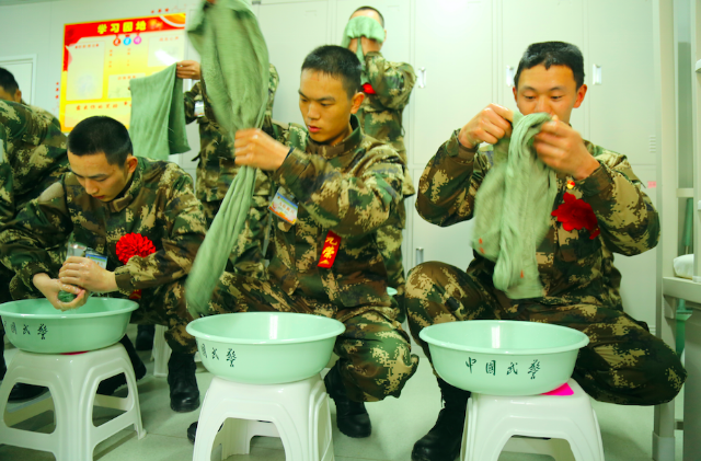 武警北京总队执勤一支队迎新兵将到天安门广场地区执勤