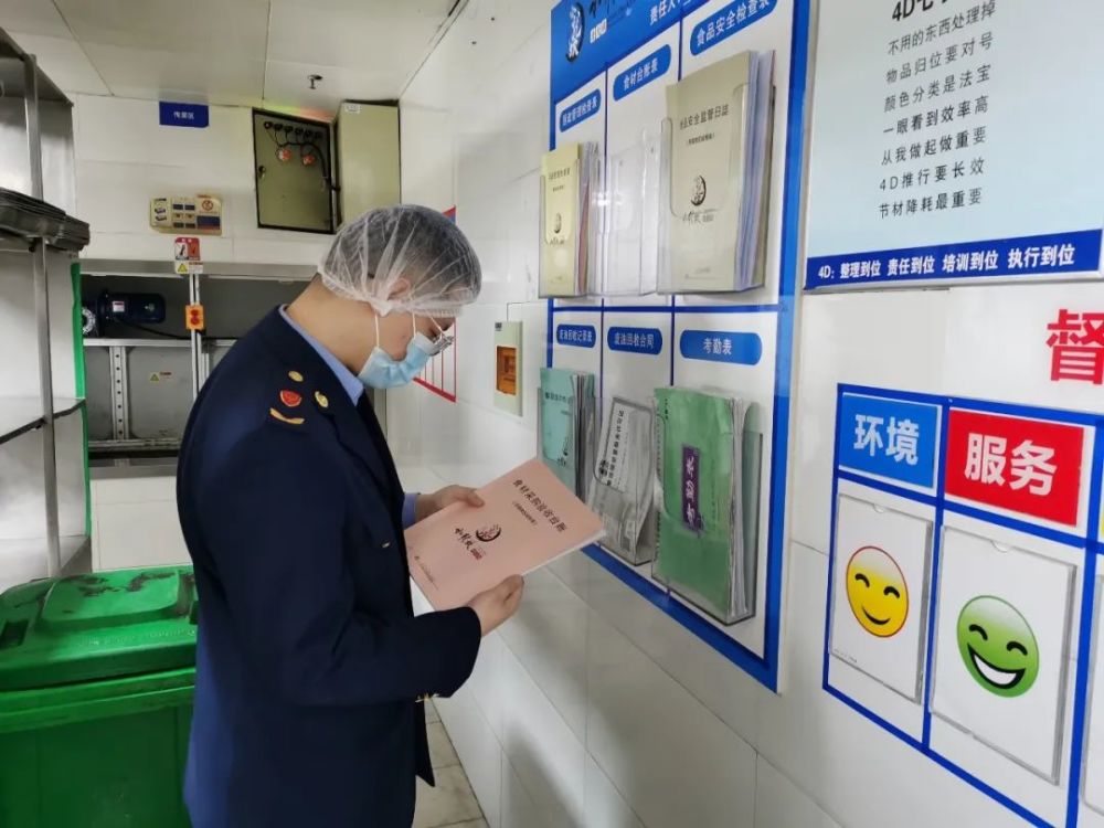 该店清洗备用的生菜较多 检查时掉落在地上,已当场扔进垃圾桶 健康证
