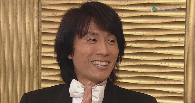 他是香港著名脱口秀主持人曾让日本演员尴尬不已今58岁仍一人