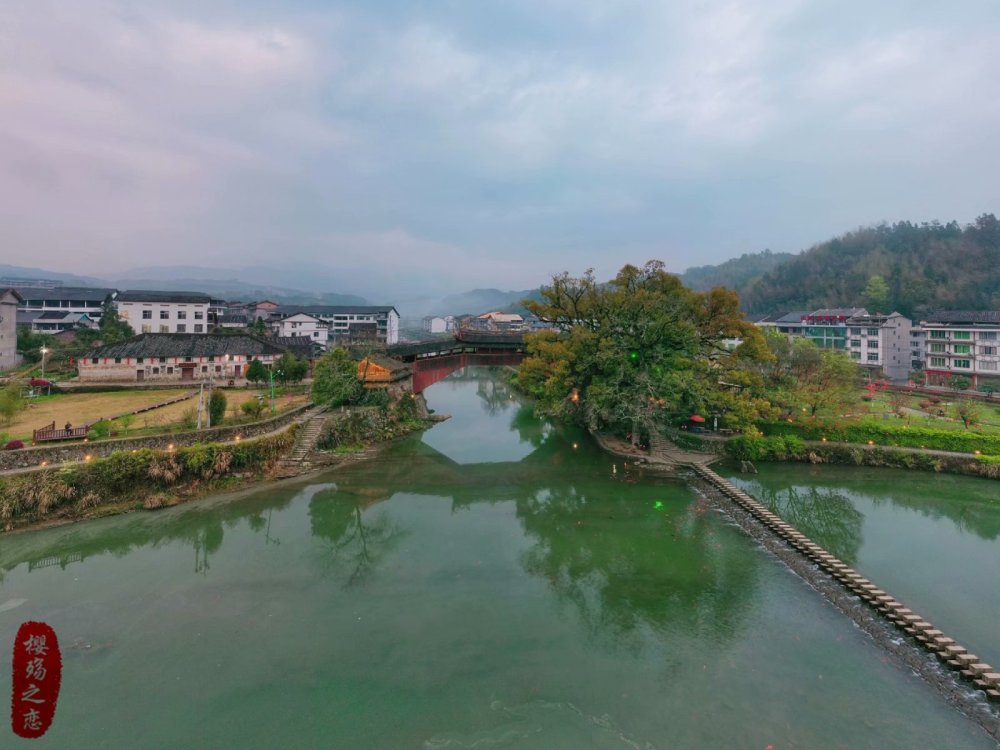 泰顺有一对"姐妹桥",由师徒二人修建,被誉为"世界最美廊桥"