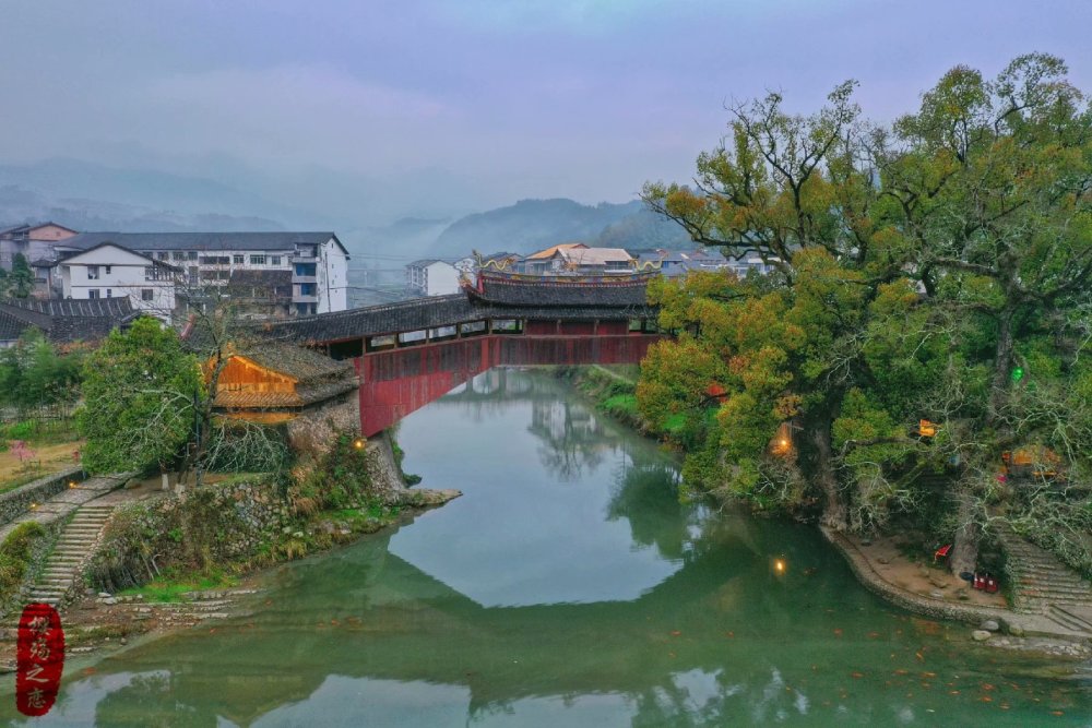 泰顺有一对"姐妹桥",由师徒二人修建,被誉为"世界最美廊桥"