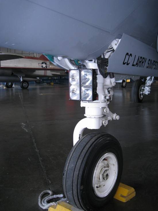 f22拜晚年美军隐形战机前起落架多次折断脸刹姿势很独特