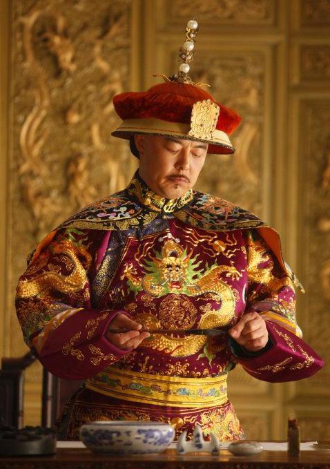 63岁张铁林入戏太深处处留情女大学生还是我们的皇阿玛