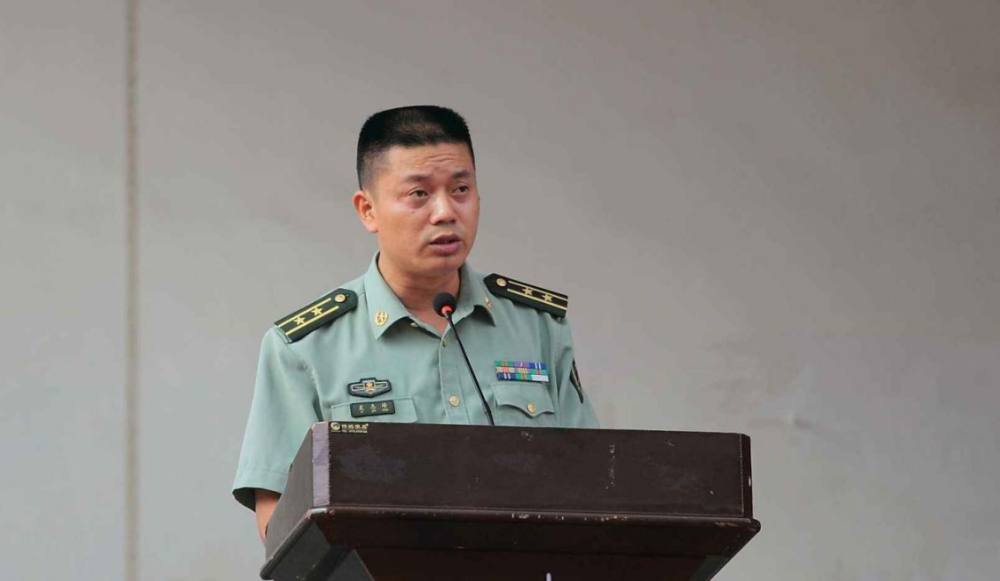 事实上在真实的部队里面,只要是营长以上都有资格被称作是首长,不过