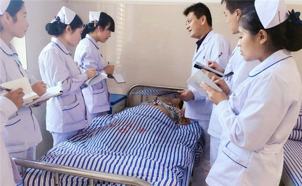 方伟召,同济大学博士毕业,曾在美国工作过,而后四十岁的方伟召回国