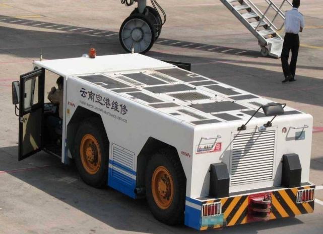 航母上的飞机牵引车到底有多贵?说出来怕你不敢相信