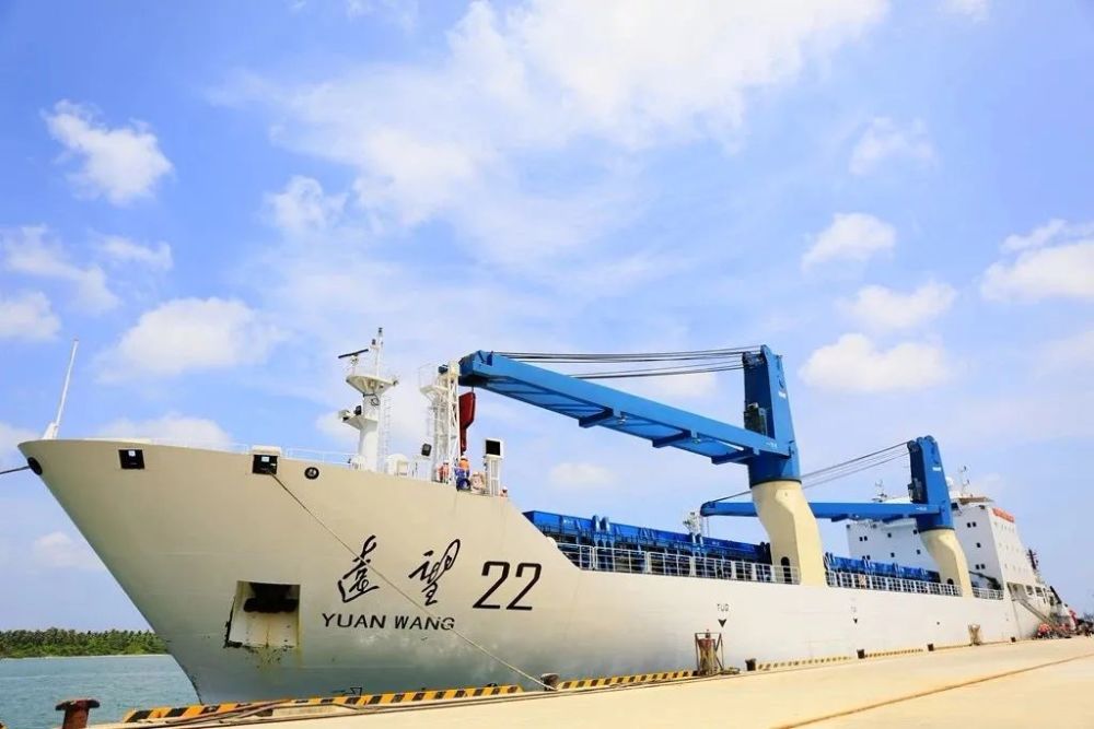 国际航海日远望号在波峰浪谷间遥望海天