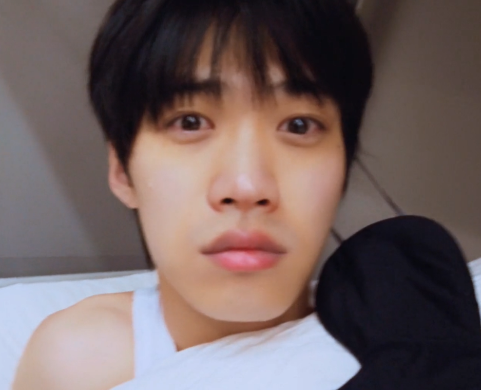 张腾起床后眼睛红彤彤的,就像哭过一样,不过张腾整体五官颜值还是挺高