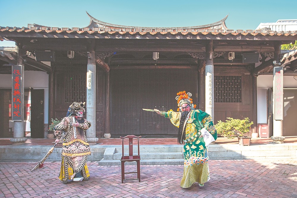 中开演:古南戏的"锣,鼓,吹"好似标点符号,正和着红面关公一撩袍一端带