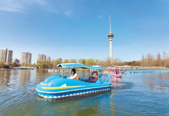 昨天,天气渐转晴朗,玉渊潭公园4个码头正式开航,游船载着游客徜徉湖面