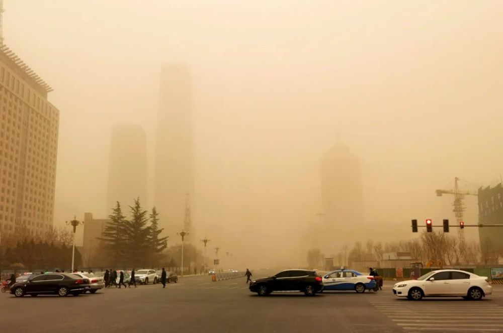 甘肃省多地遭沙尘暴侵袭兰州市区最低能见度仅为500米