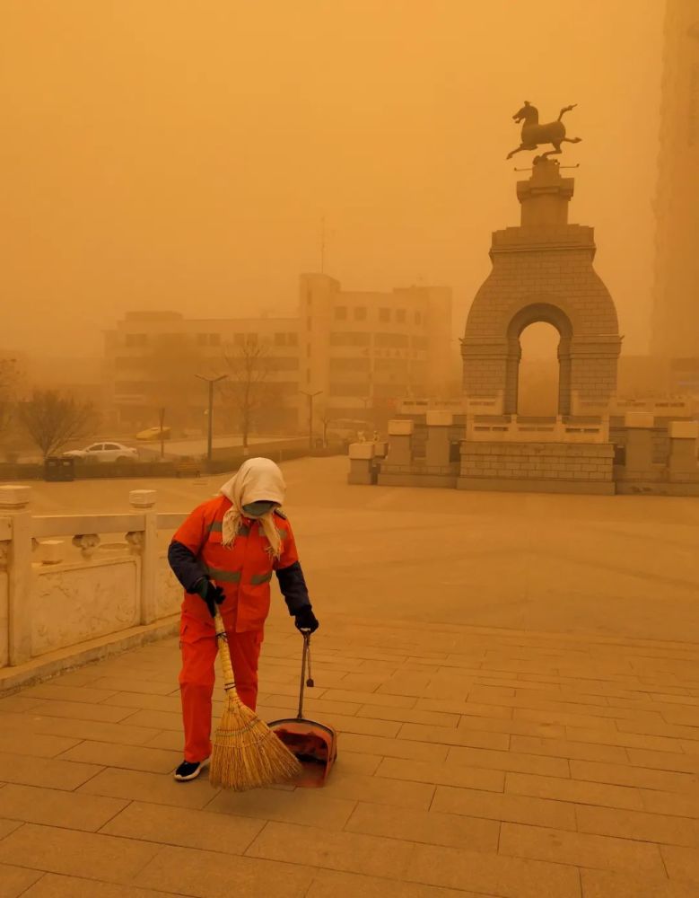 甘肃省多地遭沙尘暴侵袭兰州市区最低能见度仅为500米