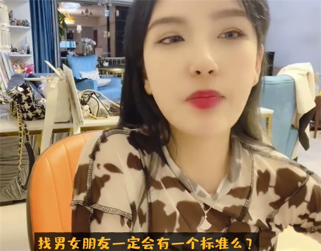 rita介绍家中布置粉丝想看衣柜她脸色却变了你们看了会喊出声